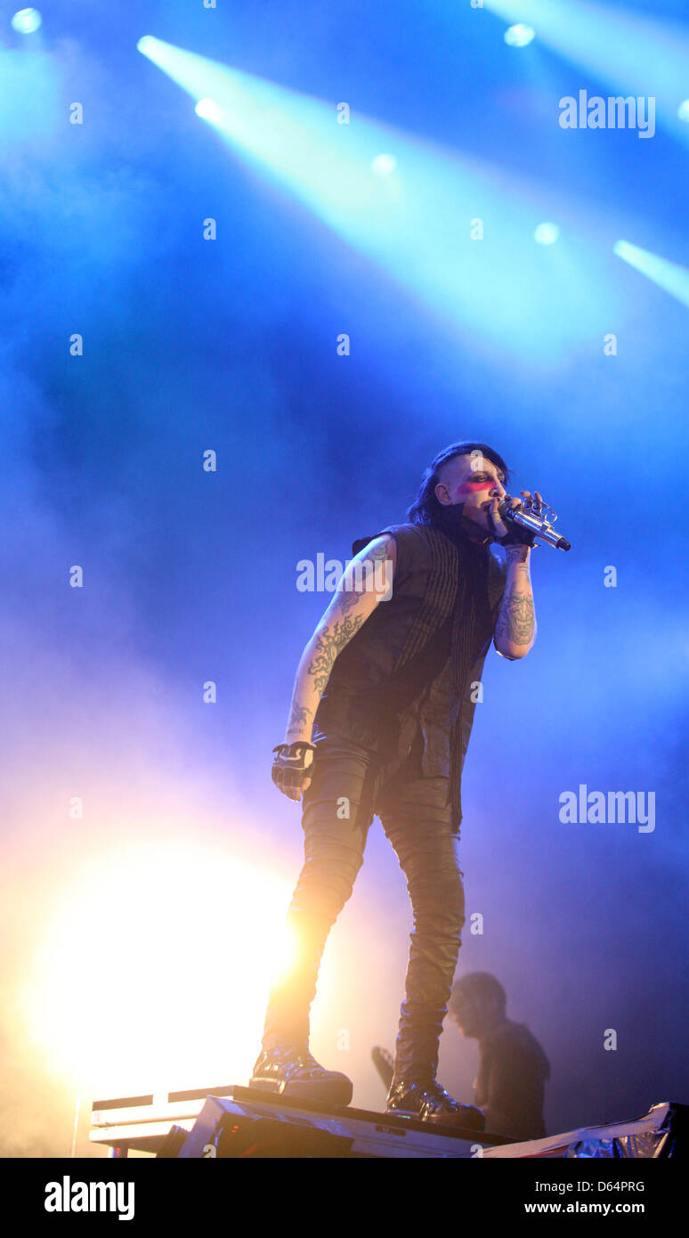 US-amerikanische Marilyn Manson führt im Rock bin Ring-Musik-Festival in der Nähe von Nuerburg, Deutschland, 2. Juni 2012. Rund 85.000 Menschen dürften die drei-Tages-Festival mit einigen 85 Bands durchführen.  Foto: THOMAS FREY Stockfoto