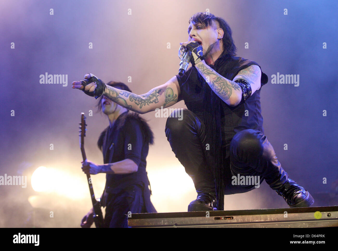 US-amerikanische Marilyn Manson führt im Rock bin Ring-Musik-Festival in der Nähe von Nuerburg, Deutschland, 2. Juni 2012. Rund 85.000 Menschen dürften die drei-Tages-Festival mit einigen 85 Bands durchführen.  Foto: THOMAS FREY Stockfoto