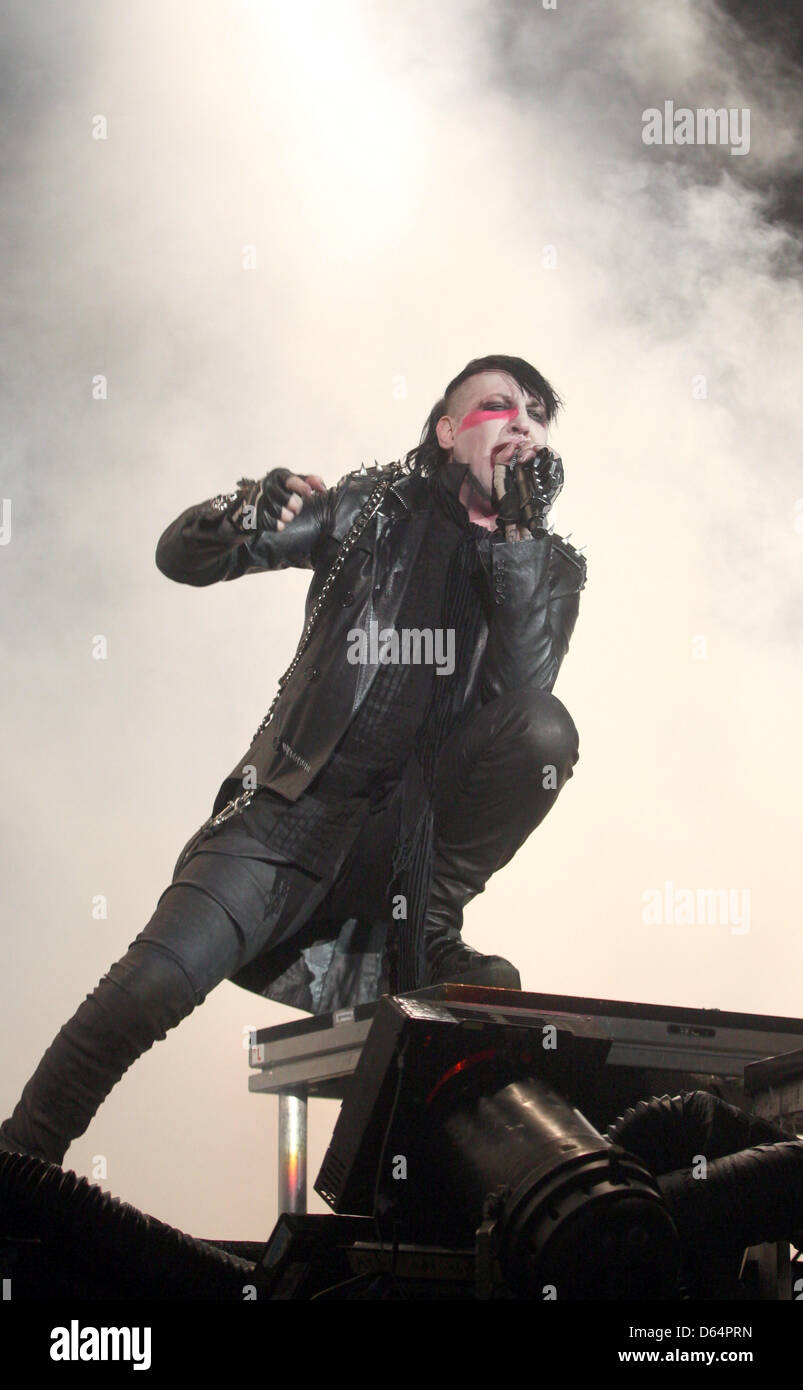 US-amerikanische Marilyn Manson führt im Rock bin Ring-Musik-Festival in der Nähe von Nuerburg, Deutschland, 2. Juni 2012. Rund 85.000 Menschen dürften die drei-Tages-Festival mit einigen 85 Bands durchführen.  Foto: THOMAS FREY Stockfoto