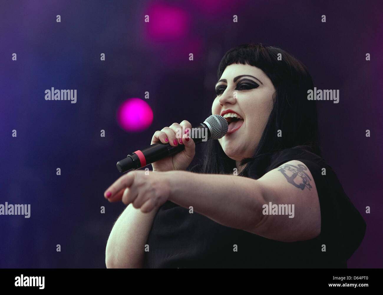 Beth Ditto und ihre Band Gossip durchführen im Rock bin Ring-Musik-Festival in der Nähe von Nuerburg, Deutschland, 1. Juni 2012. Rund 85.000 Menschen dürften die drei-Tages-Festival mit einigen 85 Bands durchführen.  Foto: THOMAS FREY Stockfoto