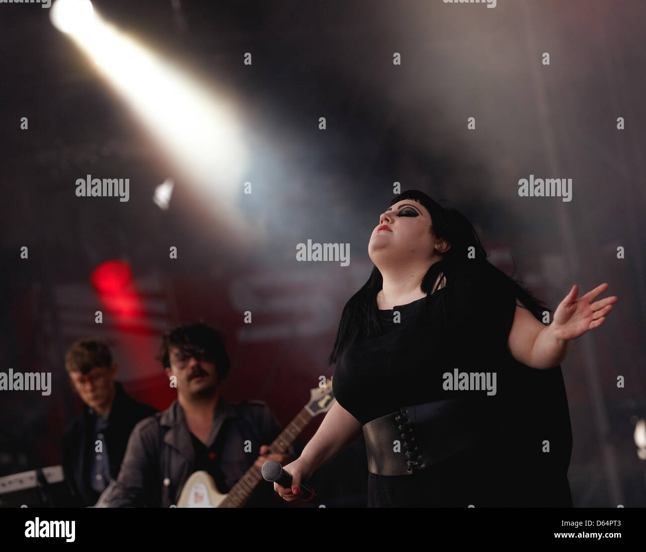 Beth Ditto und ihre Band Gossip durchführen im Rock bin Ring-Musik-Festival in der Nähe von Nuerburg, Deutschland, 1. Juni 2012. Rund 85.000 Menschen dürften die drei-Tages-Festival mit einigen 85 Bands durchführen.  Foto: THOMAS FREY Stockfoto