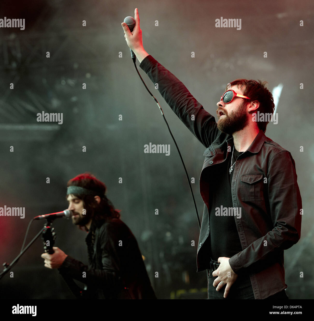 Tom Meighan (R), Frontmann der britischen Rockband Kasabian, führt am Rock bin Ring-Musik-Festival in der Nähe von Nuerburg, Deutschland, 1. Juni 2012. Rund 85.000 Menschen dürften die drei-Tages-Festival mit einigen 85 Bands durchführen.  Foto: THOMAS FREY Stockfoto