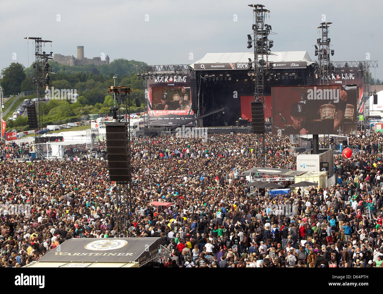 Rock-Fans jubeln während eines Konzerts in den Fels bin Ring-Musik-Festival in der Nähe von Nuerburg, Deutschland, 1. Juni 2012. Rund 85.000 Menschen dürften die drei-Tages-Festival mit einigen 85 Bands durchführen.  Foto: THOMAS FREY Stockfoto