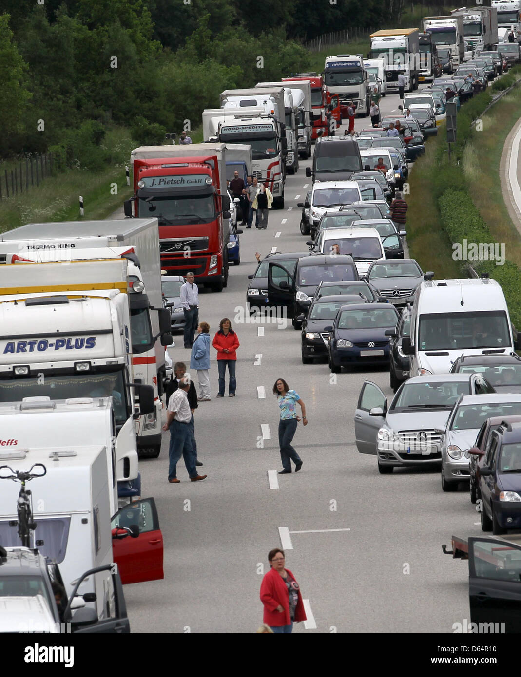 Die Autobahn A19 Berlin-Rostock ist nach einem Unfall in der Nähe von dort, Deutschland, 31. Mai 2012 komplett geschlossen. Foto: Bernd Wuestneck Stockfoto