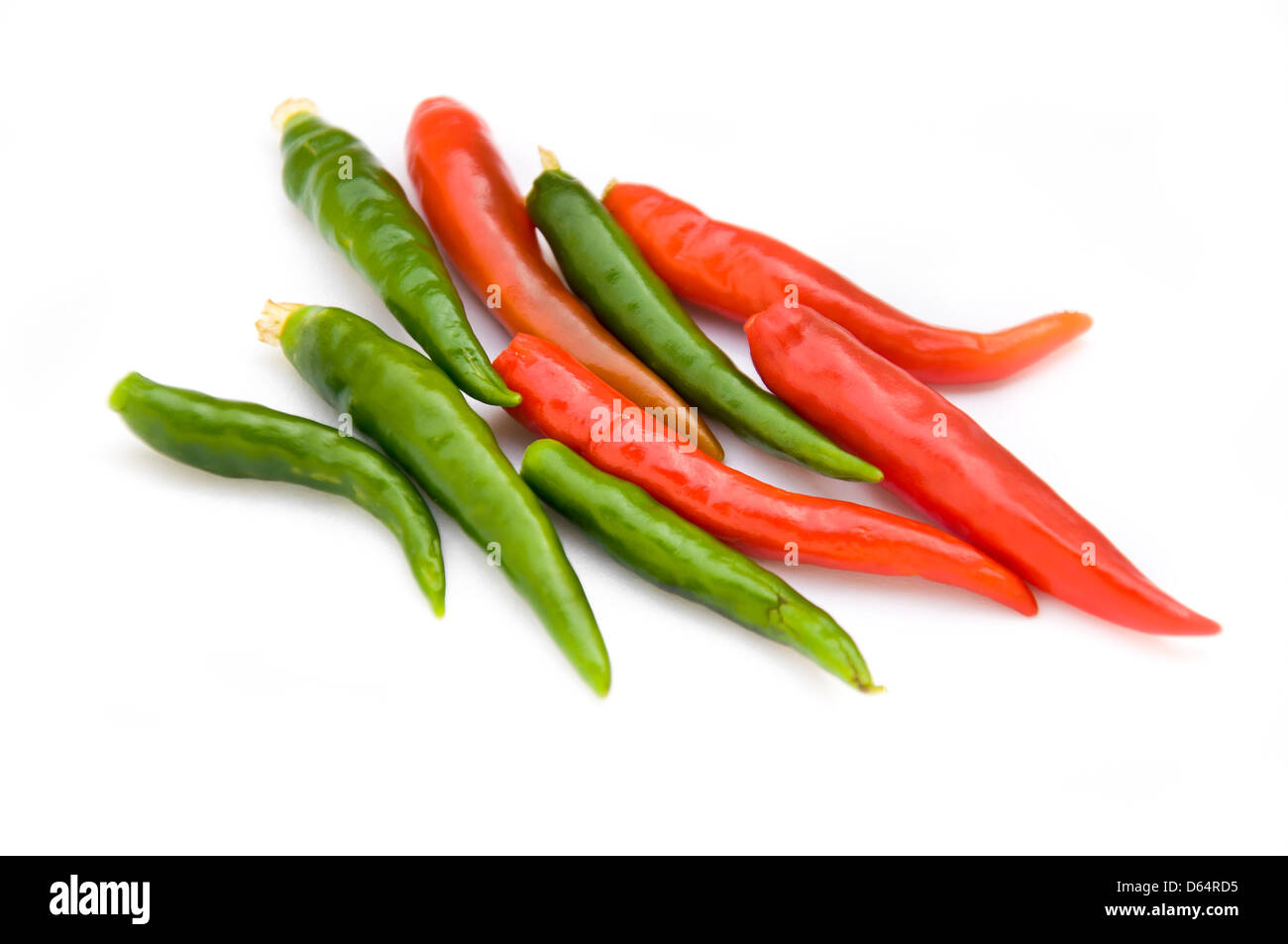 rote und grüne Chili auf weißem Hintergrund Stockfoto