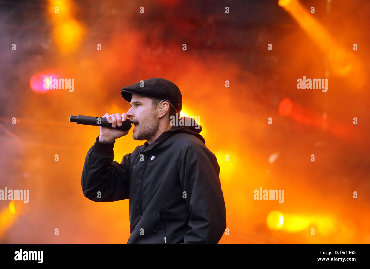 Al Barr, Frontmann der irisch-amerikanische Folk-Punk-Band "Dropkick Murphys", führt auf der Bühne beim Musikfestival "Rock am Ring" in der Nähe von Nuerburg, Deutschland, 3. Juni 2012. Etwa 85,000 Menschen erwartet werden die drei-Tages-Festival mit 85 Bands durchführen. Foto: THOMAS FREY Stockfoto