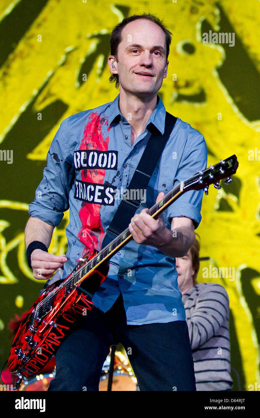 Gitarrist der deutschen Band Die Toten Hosen, Michael Breitkopf, Peforms  auf der Bühne bei den Festivals Rock Im Park am Zeppelinfeld in Nürnberg,  2. Juni 2012. Foto: Daniel Karmann (Achtung: für eine