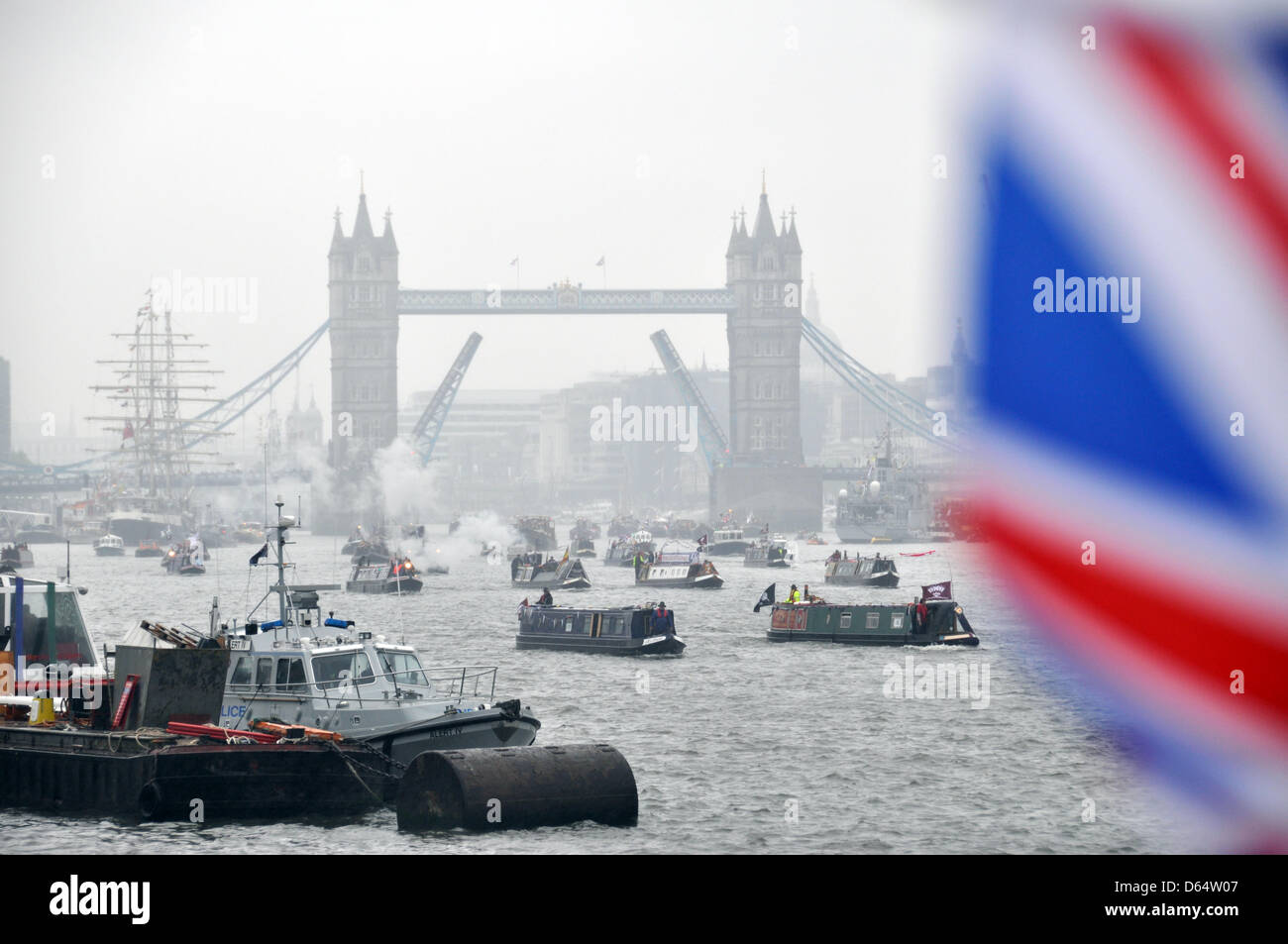 Eine Flottille von 1.000 Boote Segeln entlang der Themse von Battersea Brücke bis zur Tower Bridge in London, Großbritannien, 3. Juni 2012. Die Themse Festzug ist Teil der Feierlichkeiten anlässlich des 60. Jahrestages der Thron der Königin Elizabeth II. Foto: Cordula Donhauser Stockfoto