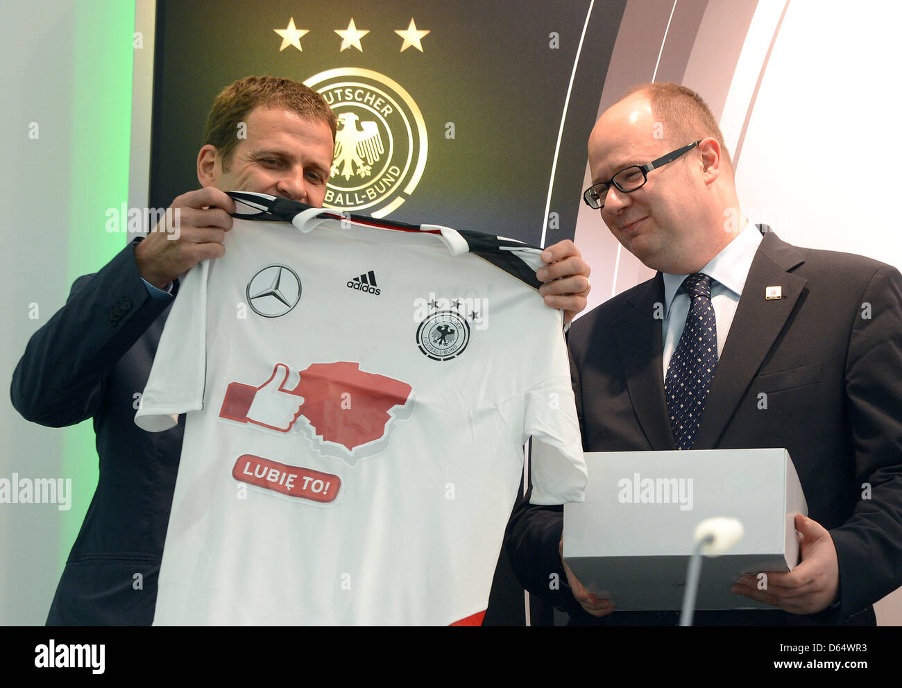 Deutschlands Teammanager Oliver Bierhoff (L) gibt eine deutsche Trikot als Geschenk an den Herrn Mayer von Danzig, Pawel Adamowicz, während einer Pressekonferenz des deutschen Fußball-Nationalmannschaft am Barhocker Hotel Oliwski in Danzig, Polen, 5. Juni 2012. Die UEFA EURO 2012 findet von 08 Juni bis 1. Juli 2012 und co von Polen und der Ukraine gehostet. Foto: Marcus Brandt Dpa +++(c) Dpa - Bi Stockfoto