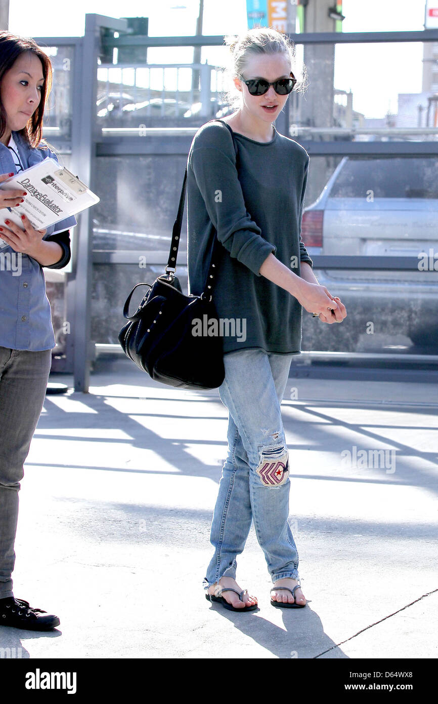 Amanda Seyfried "Red Riding Hood" Stern fällt ihr Auto bei Elis Auto Center Los Angeles, Kalifornien - 08.03.11 Stockfoto