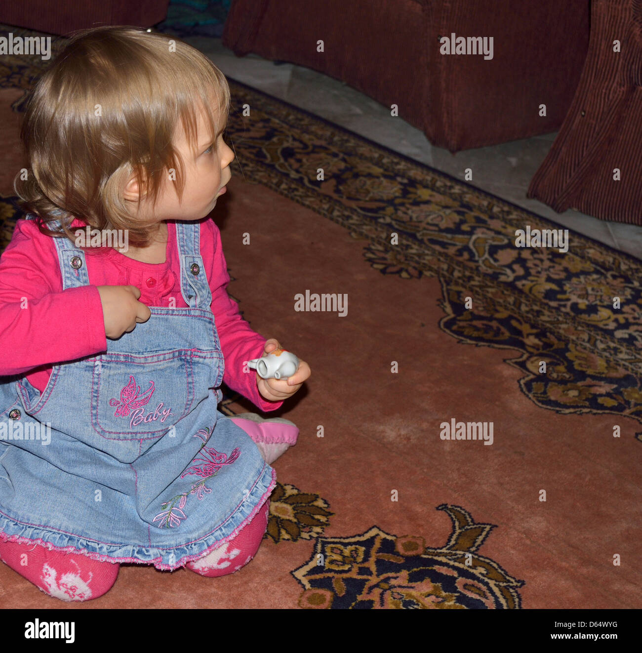 1 1/2 Jahre alten Mädchen mit ihrem Spielzeug spielen Stockfoto