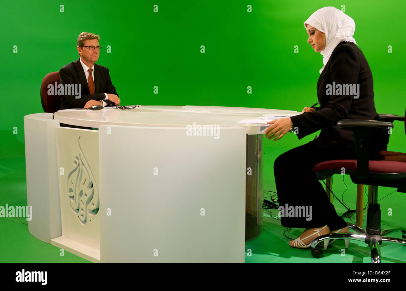 Der deutsche Außenminister Guido Westerwelle gibt ein Interview mit arabischen Nachrichtensender Al-Jazeera in einer TV-Studion während seines Besuchs in Doha, Katar, 5. Juni 2012. Westerwelle besucht den Nahen Osten und die Türkei bis Freitag. Foto: TIM BRAKEMEIER Stockfoto