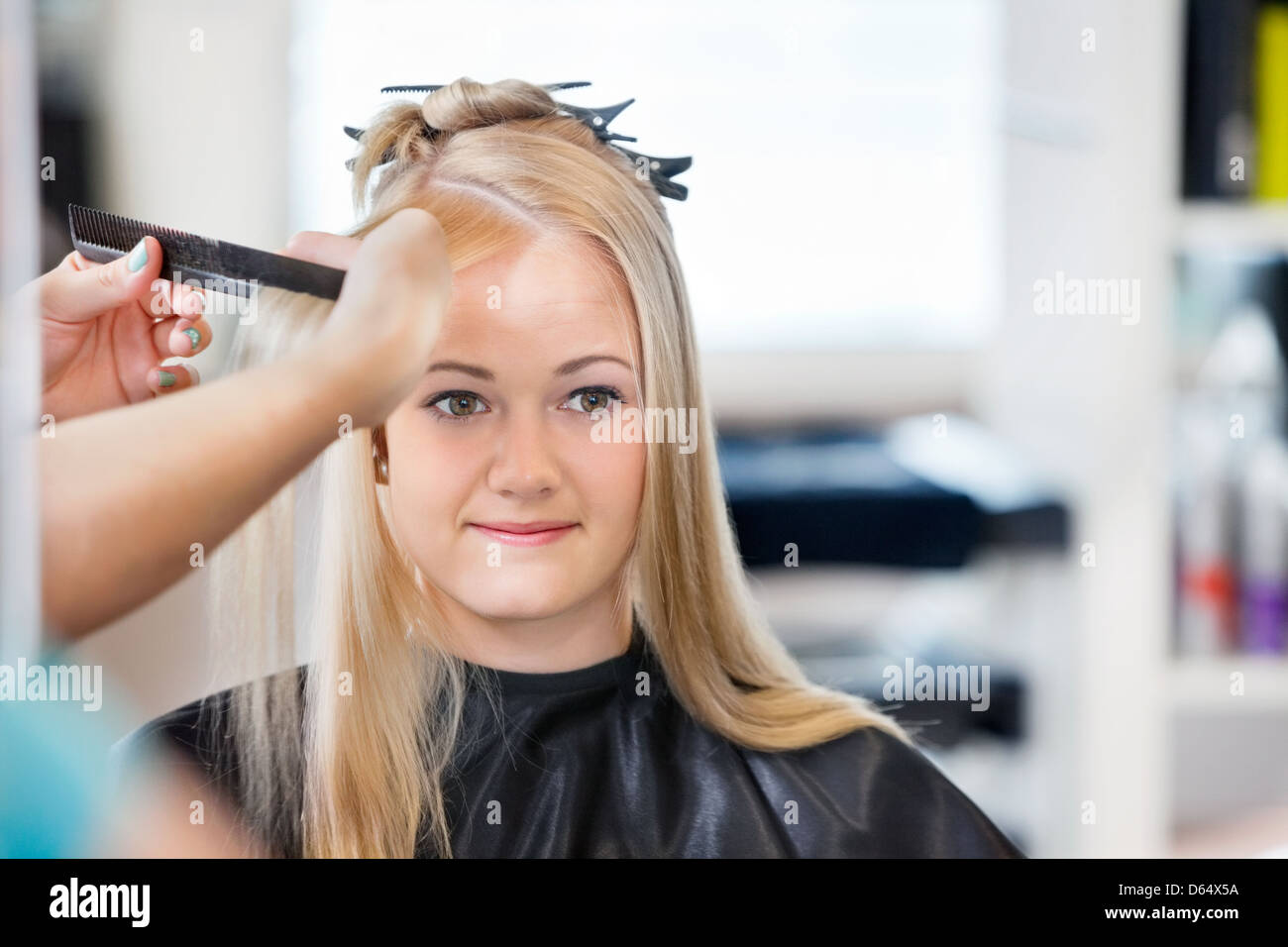 Frau, die Haare gekämmt Stockfoto