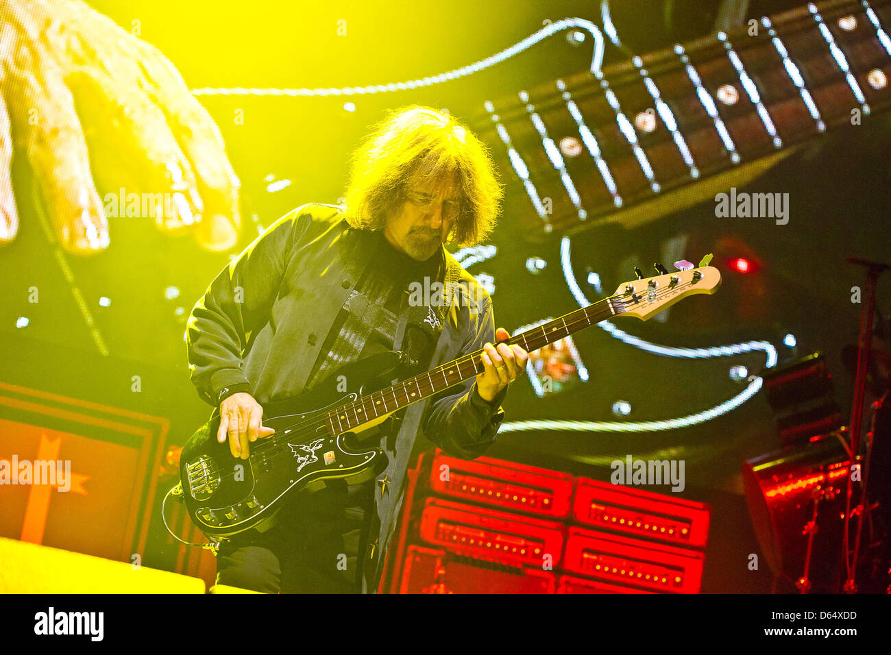 Terence Michael Joseph Alias Geezer Butler aus der britischen Heavy-Metal-Band Black Sabbath führt in der Westfalenhalle in Dortmund, Deutschland, 4. Juni 2012. Foto: Revierfoto Stockfoto