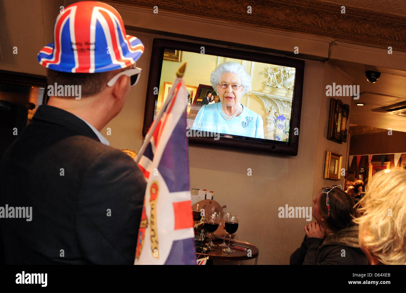 Besucher einer Kneipe ansehen Großbritanniens Königin Elizabeth II im Fernsehen Adressierung des Landes und Commonwealth, während der Diamant-Jubiläum feiern, in London, Großbritannien, 5. Juni 2012. Dies ist der letzte Tag des Diamond Jubilee zentrale Wochenendes feiern 60 Jahre Königin Elizabeth II auf dem Thron. Foto: Tobias Hase Dpa +++(c) Dpa - Bildfunk +++ Stockfoto