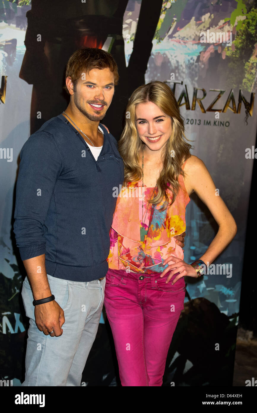 Schauspieler Kellan Lutz (l) und Spencer Locke posieren vor einer Pressekonferenz, der Beginn der Dreharbeiten von "Tarzan" bei Bavaria Film Studios in München, am 5. Juni 2012 zu fördern. Foto: Hubert Boesl Stockfoto