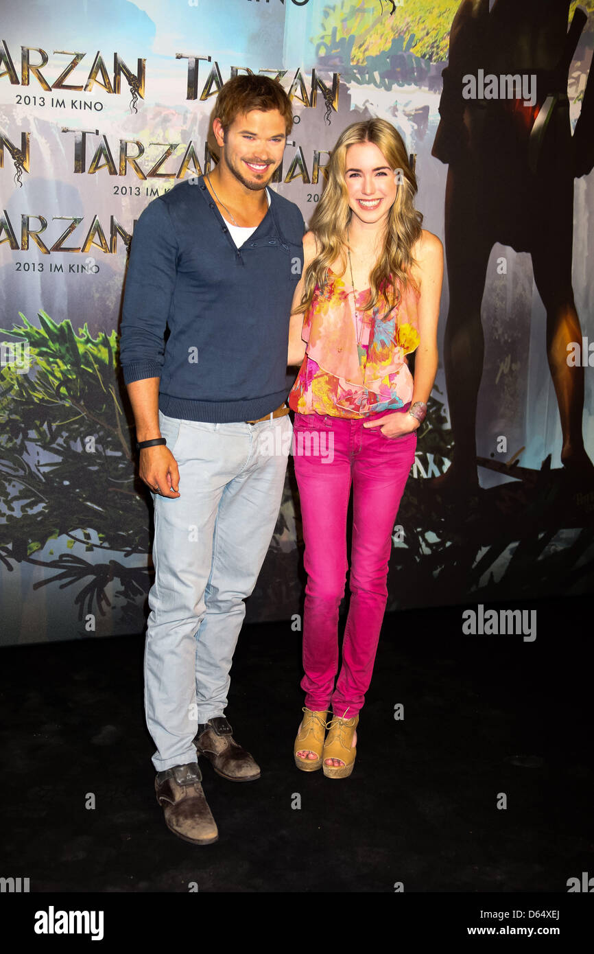 Schauspieler Kellan Lutz (l) und Spencer Locke posieren vor einer Pressekonferenz, der Beginn der Dreharbeiten von "Tarzan" bei Bavaria Film Studios in München, am 5. Juni 2012 zu fördern. Foto: Hubert Boesl Stockfoto