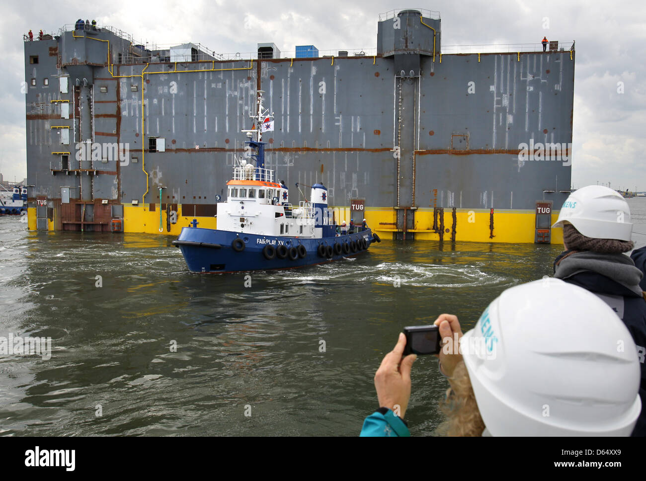 Offshore-Plattform BorWin Beta stammt aus seiner Dock bei Nordic Yards-Werft in Rostock-Warnemünde, Deutschland, 6. Juni 2012. Die Unterstation Plattform für Siemens Energy wird in einem Windpark in der Nordsee ab 2013 eingesetzt werden. Foto: BERND WUESTNECK Stockfoto