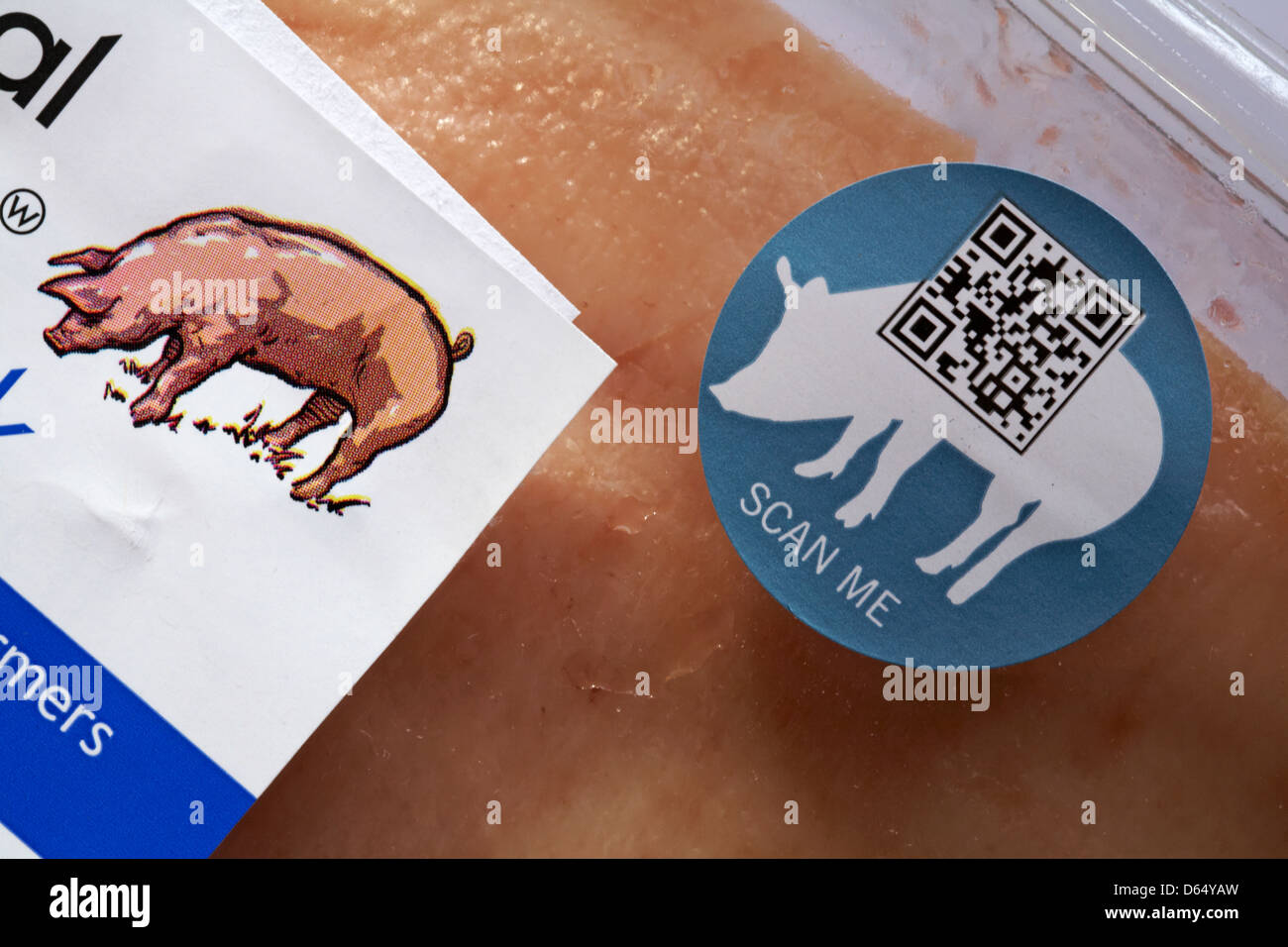 Scan mir Aufkleber QR-Code QR-Code quick response code auf der Packung mit Schweinebauch Stockfoto