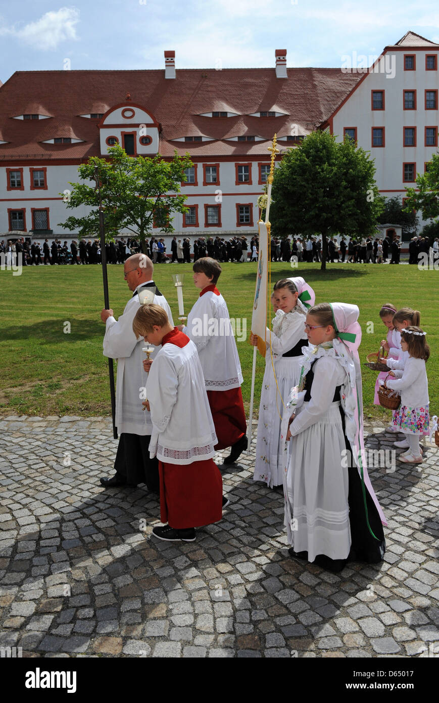 Junge Mädchen in Tracht Brautjungfer besuchen die Fronleichnams-Prozession der katholischen Sorben im Hof des Zisterzienser-Abtei St. Marienstern in Panschwitz-Kuckau, Deutschland, 7. Juni 2012. Fronleichnam oder Leib Christi ist eine überwiegend katholische Tradition, die die Institution der Heiligen Eucharistie, die Heilige Kommunion zu gedenken. Foto: MATTHIAS HIEKEL Stockfoto