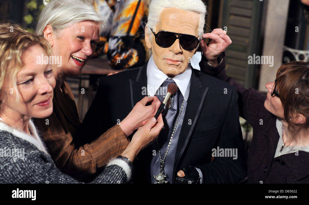 Bildhauer Saskia Ruth (L-R), Gewandmeisterin, die Susi Schaumburg und Perückenmachers Anja Bisinger neben der Wachsfigur von Modedesigner Karl Lagerfeld stehen auf das Panoptikum in Hamburg, Deutschland, 7. Juni 2012 präsentiert. Die Wachsfigur von Hamburg geboren Lagerfeld ist das neueste Exponat der Abbildung Wachsfigurenkabinett auf der Reeperbahn. Foto: ANGELIKA WARMUTH Stockfoto