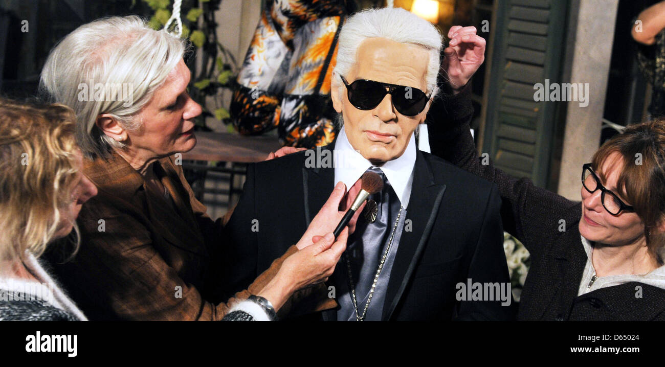 Bildhauer Saskia Ruth (L-R), Gewandmeisterin, die Susi Schaumburg und Perückenmachers Anja Bisinger neben der Wachsfigur von Modedesigner Karl Lagerfeld stehen auf das Panoptikum in Hamburg, Deutschland, 7. Juni 2012 präsentiert. Die Wachsfigur von Hamburg geboren Lagerfeld ist das neueste Exponat der Abbildung Wachsfigurenkabinett auf der Reeperbahn. Foto: ANGELIKA WARMUTH Stockfoto