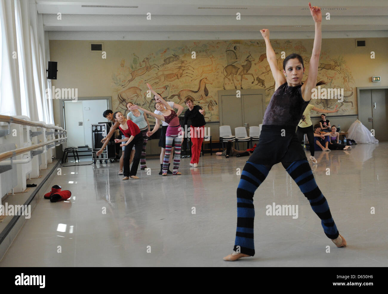 Ballett-Tänzerin Lucia Solari (R) und andere Tänzer führen das Stück "Renku" während eine offene Probe im Ballet Centre in Hamburg, Deutschland, 7. Juni 2012. Die Produktion wurde von aufstrebenden Choreografen Yuka Oishi und Orkan Dann choreographiert. Die Premiere von "Renku" öffnet den 38. Hamburger Ballett-Tage am 17. Juni 2012. Das Ballett ist inspiriert von der japanischen Kunst und Kultur und Stockfoto