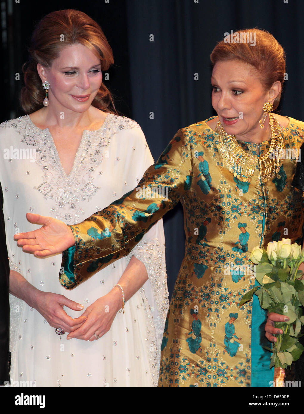 HM Awards Königin Noor von Jordanien (L) und HM Königin Farah Pahlavi vom Iran während des Marianne & Sigvard Bernadotte Art Gala 2012 in Stockholm, Schweden, 7. Juni 2012. Foto: Albert Nieboer / RPE Niederlande, Stockfoto