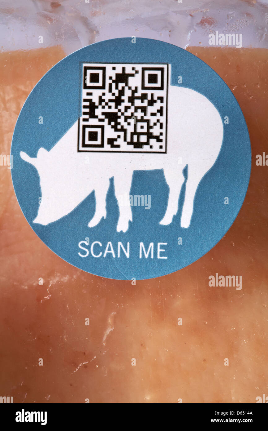 Scan mir Aufkleber QR-Code QR-Code quick response code auf der Packung mit Schweinebauch Stockfoto