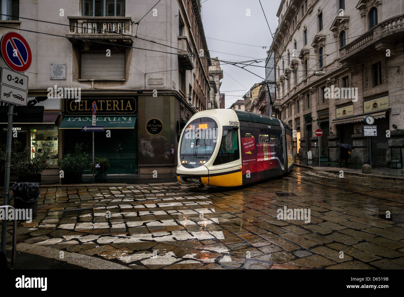 Straßenbahn in regnerischen Mailand, Italien Stockfoto