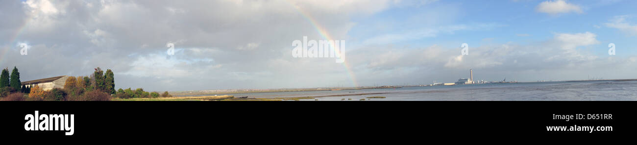 Regenbogen Fluss Medway Chatham Regenwolken klarer Himmel Stockfoto