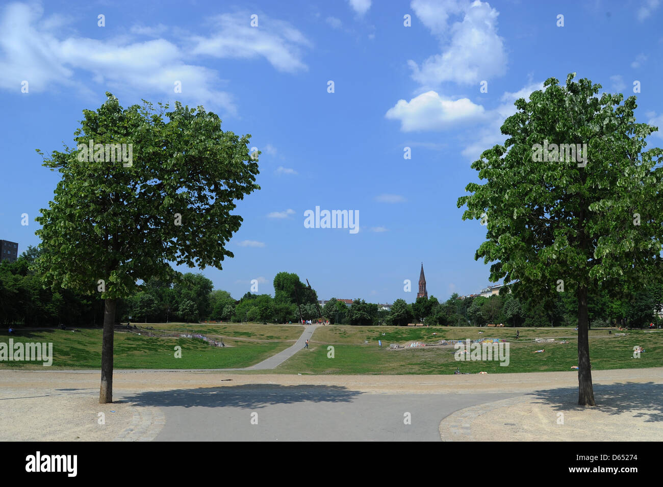 Blick auf den Görlitzer Park auf dem Gelände des ehemaligen Görlitzer Bahnhof in Berlin, Deutschland, 22. Mai 2012. Der Turm der Emmaus-Kirche kann im Hintergrund zu sehen. Foto: Jens Kalaene Stockfoto