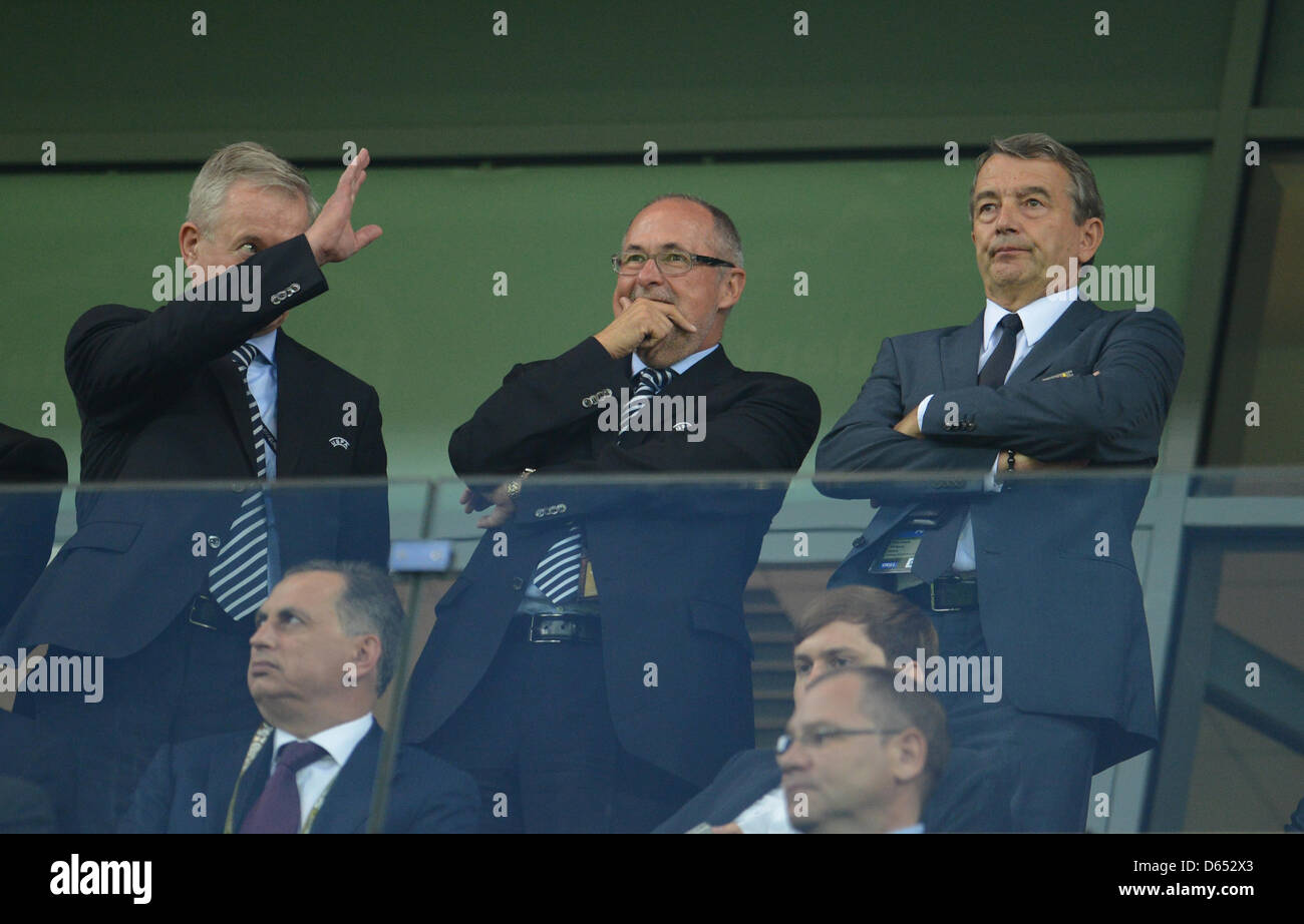 Präsident des deutschen Fußball-Bundes (DFB), Wolfgang Niersbach (R) und und Peter Gillieron (C), Präsident der Swiss Football Federation SFV, gesehen auf den Ständen vor der UEFA EURO 2012-Gruppe B-Fußballspiel Deutschland gegen Portugal bei Arena Lviv in Lviv, Ukraine, 9. Juni 2012. Foto: Andreas Gebert Dpa (siehe Kapitel 7 und 8 der http://dpaq.de/Ziovh für UEFA E Stockfoto