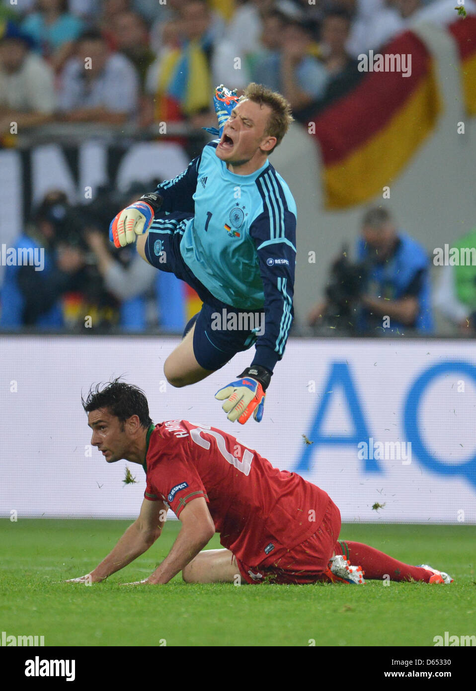 Deutschlands Torhüter Manuel Neuer (oben) und Portugals Helder Postiga wetteifern um die Kugel während der UEFA EURO 2012-Gruppe B-Fußball Spiel Deutschland Vs Portugal bei Arena Lviv in Lviv, Ukraine, 9. Juni 2012. Foto: Thomas Eisenhuth Dpa (siehe Kapitel 7 und 8 der http://dpaq.de/Ziovh für die UEFA Euro 2012 Geschäftsbedingungen &) Stockfoto