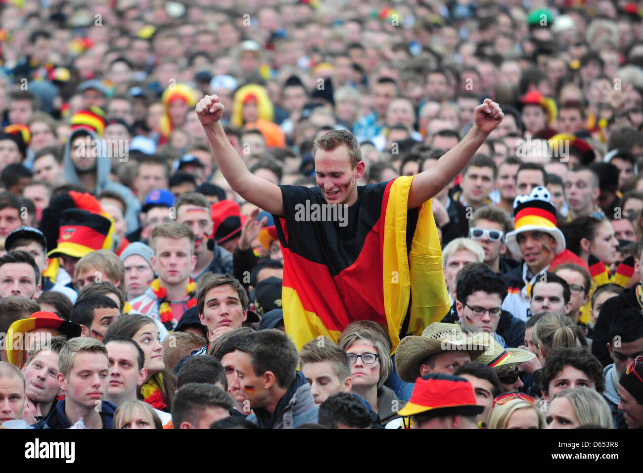 Fußball-Fans verfolgen die UEFA EURO 2012-Gruppe B-Fußballspiel zwischen Deutschland und Portugal bei einem public-Viewing-Bereich am Heiligengeistfeld in Hamburg, Deutschland, 9. Juni 2012. Foto: Revierfoto Stockfoto