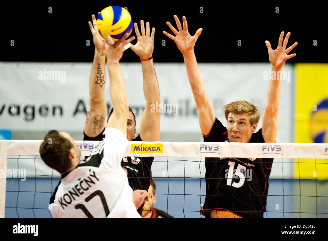 Der Tschechische David Konecny (L) Stacheln der Ball gegen Deutschlands Gyoergy Grozer und Max Guenthoer (R) während der Olympia-Qualifikation-Volleyball match zwischen Deutschland und der Tschechischen Republik an der Max-Schmeling-Halle in Berlin, Deutschland, 10. Juni 2012. Foto: SEBASTIAN KAHNERT Stockfoto