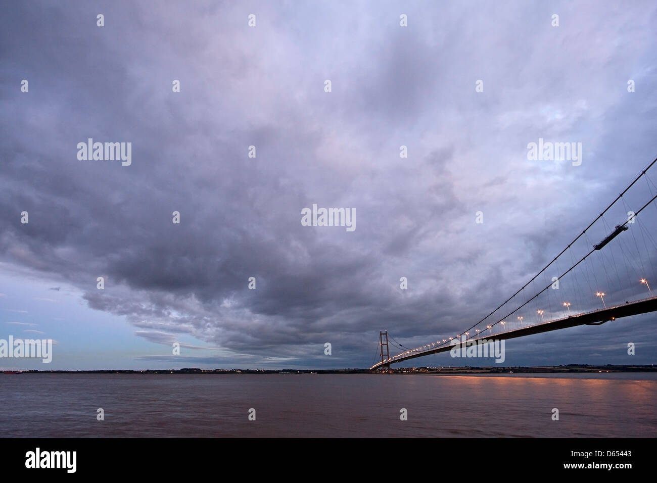 Landschaft Foto des Humber Bridge in der Dämmerung. Stockfoto