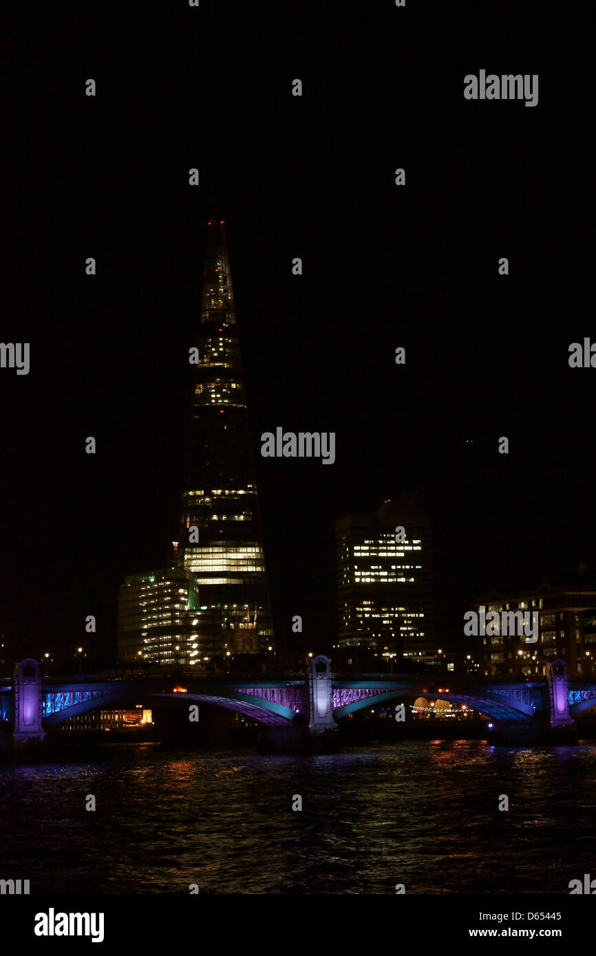 London Skyline Shard Brücke Fluss Nachthimmel leuchtet Stockfoto
