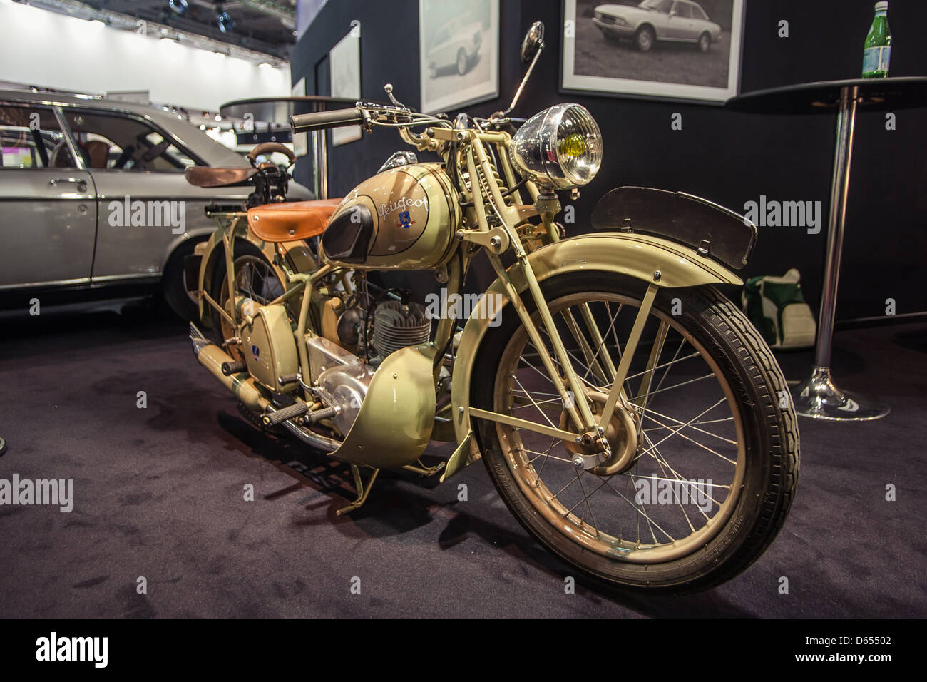 Paris, Frankreich - 06. Februar: Retro Motorrad Peugeot auf dem Salon RetroMobile, 6. Februar 2013 Paris, Frankreich. Stockfoto