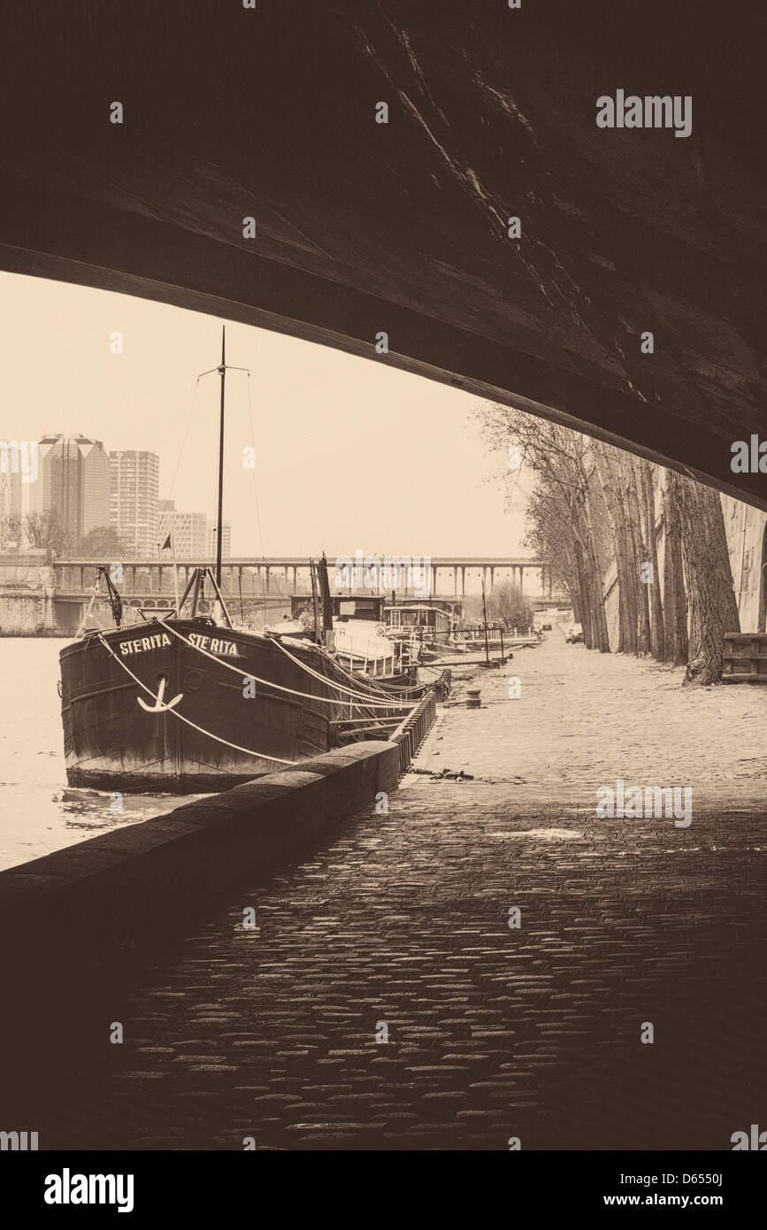 Boot unter der Brücke Stockfoto