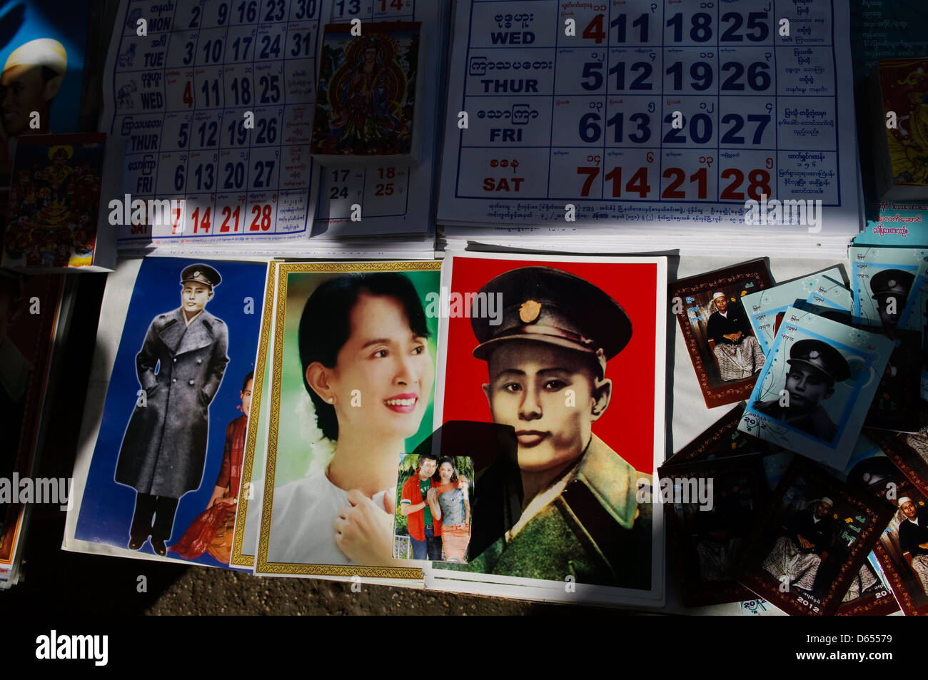 Poster von Aung San und Aung San Suu Kyi auf Verkauf in Yangon, Myanmar (Burma) Stockfoto