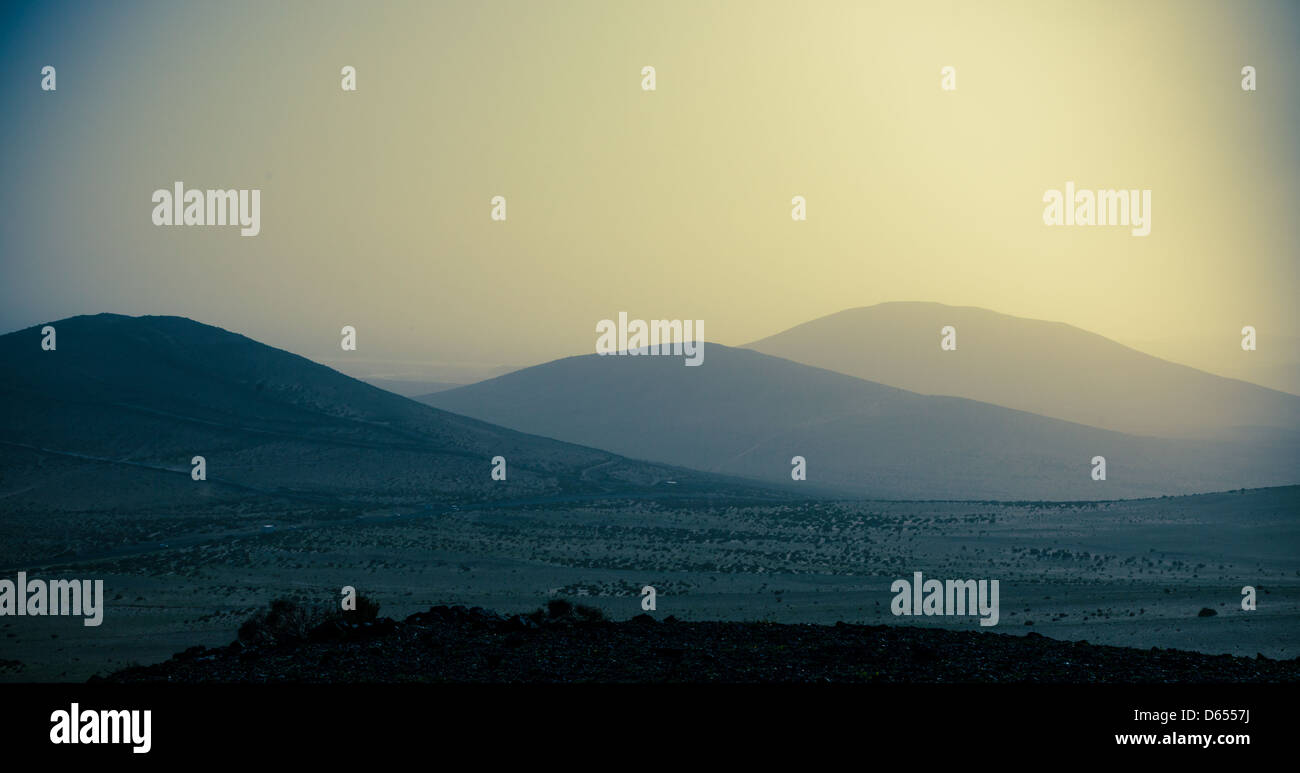 Die Kette von Hügeln oder Bergen im atmosphärischen Dunst Stockfoto