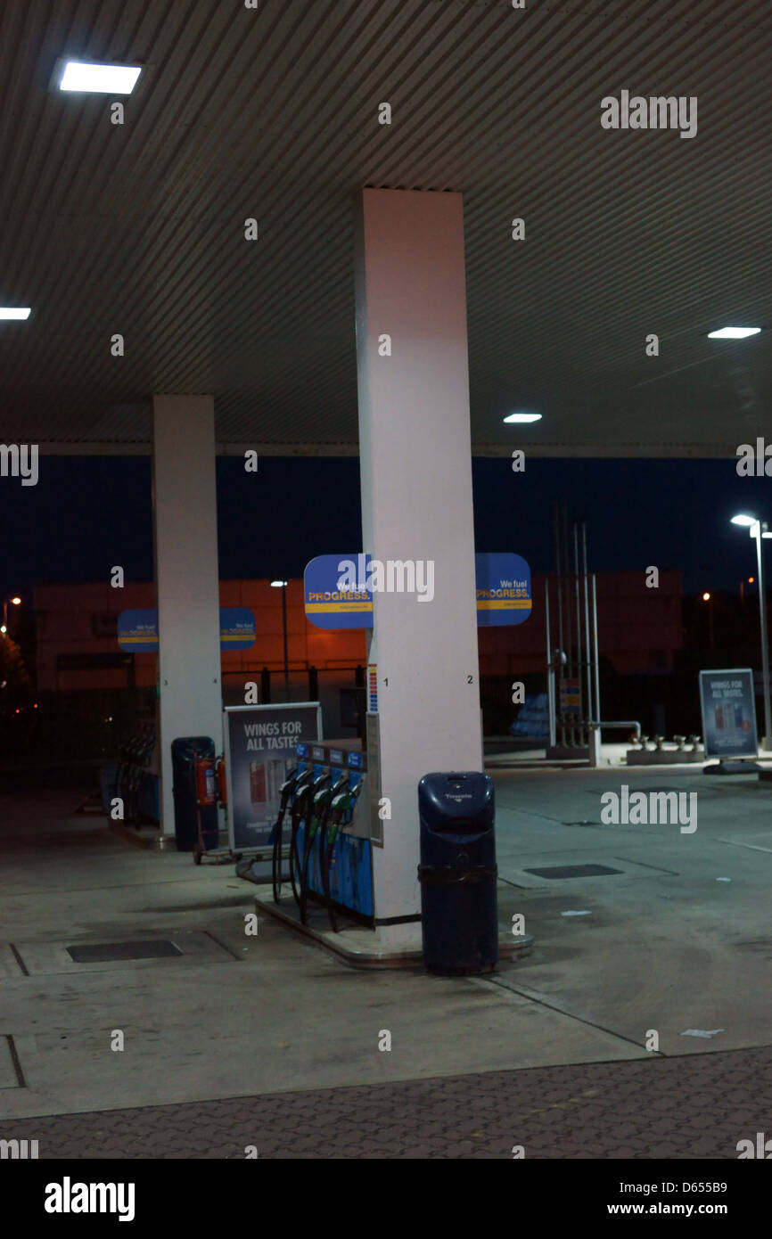 Tankstelle Benzin Pumpen Zeichen bin leer Nacht Stockfoto