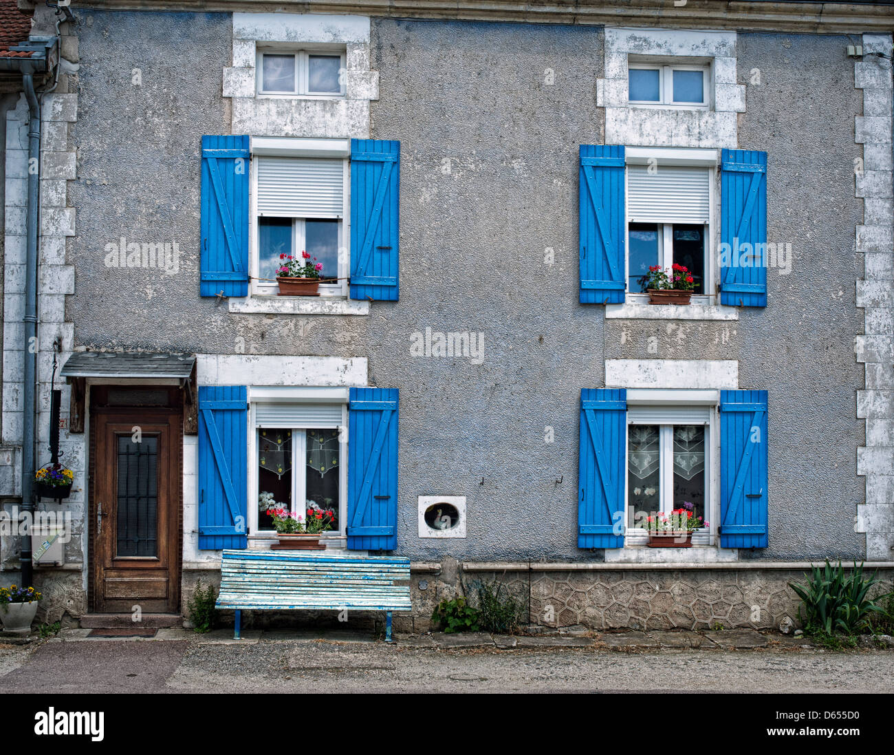 Die Vorderseite von einem französischen Haus mit Fensterläden öffnen und ein interessantes Feature-Fenster Stockfoto