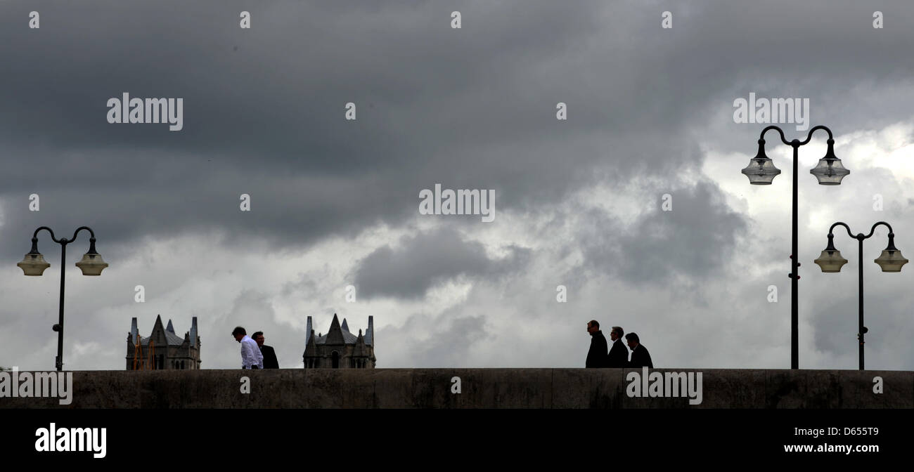 Wittelsbacher Brücke ist bei bewölktem Himmel in München, Deutschland, 11. Juni 2012 abgebildet. Regentage sind für Deutschland bis Mittwoch prognostiziert. Foto: FRANK LEONHARDT Stockfoto