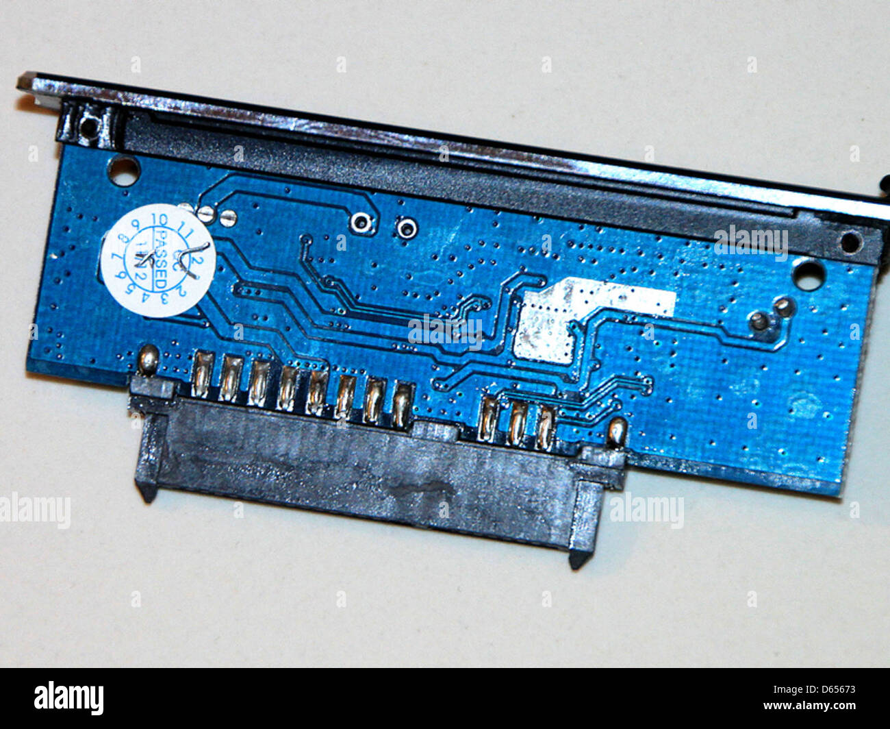 Diese Abbildung zeigt eine SATA-USB-3,0-Hardwareschnittstelle, die für den Anschluss von Festplatten an Computer über USB verwendet wird. Diese Schnittstelle wird häufig für die Übertragung von Daten zwischen externen Speichergeräten und Computern verwendet. Stockfoto