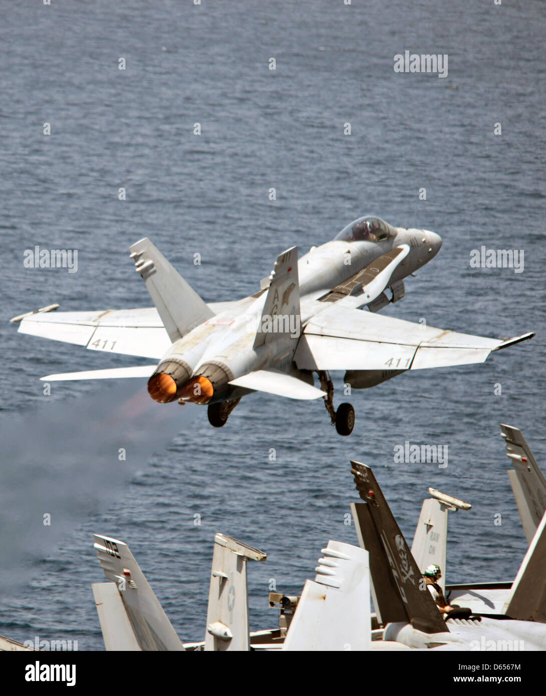 Ein US-Navy F/A - 18C Hornet zieht aus dem Flugdeck des Flugzeugträgers USS Dwight D. Eisenhower 9 April 201 in North Arabische Meer. Stockfoto