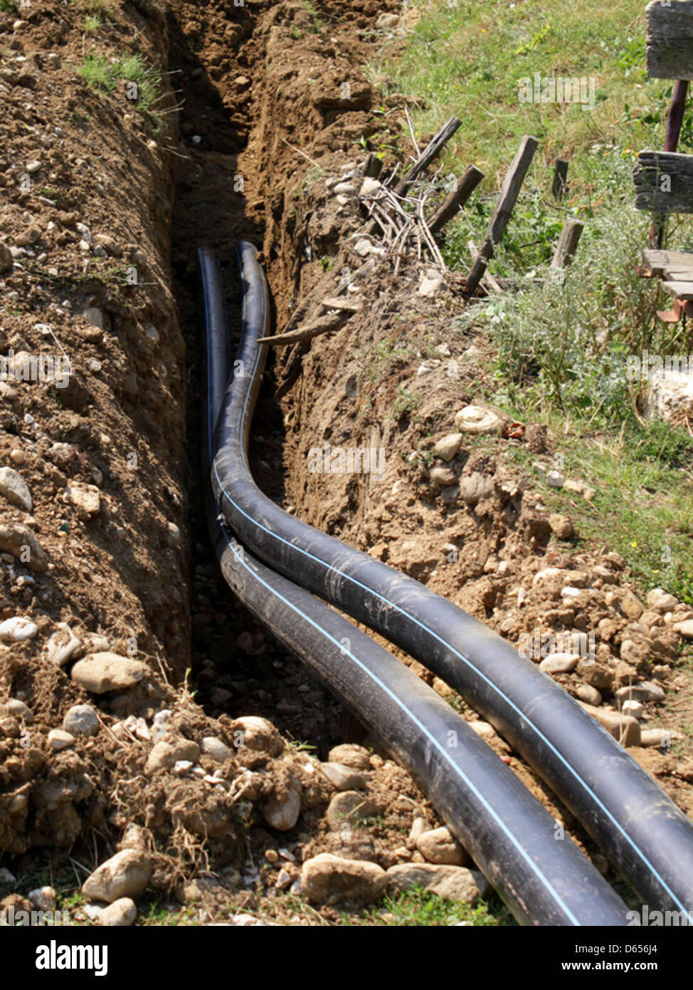 Eine Nahaufnahme von Rohren aus schwarzem Polyethylen hoher Dichte (HDPE), die häufig in industriellen Anwendungen für Wasser-, Gas- und Abwassersysteme verwendet werden. Das Bild erfasst die glatte Textur und die haltbare Oberfläche dieser Rohre. Stockfoto