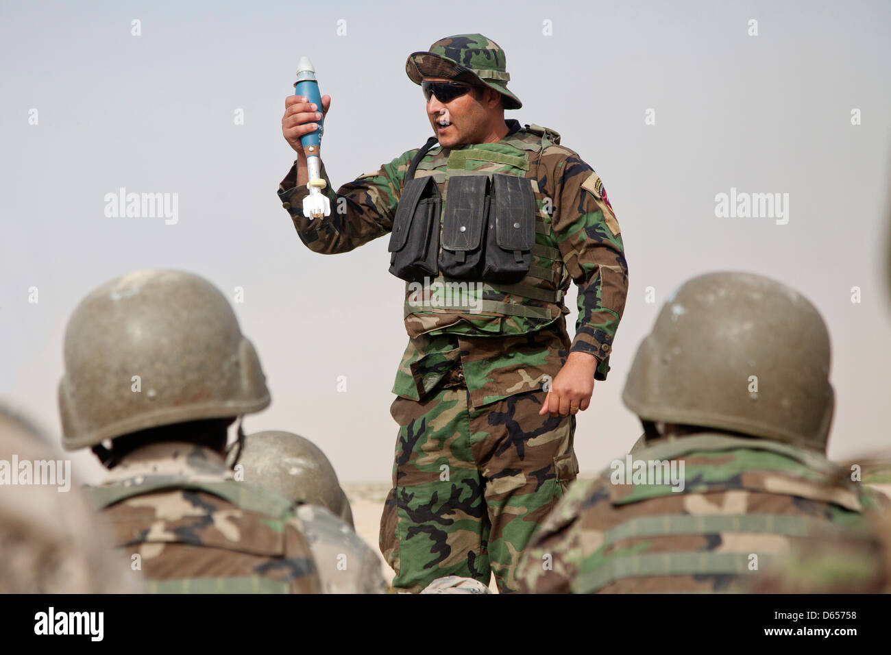 Afghanische Nationalarmee Slips Soldaten zur Bedienung der M224-Mörser-System während live Fire training 8 April 201 im Camp Shorabak, Provinz Helmand, Afghanistan. Stockfoto