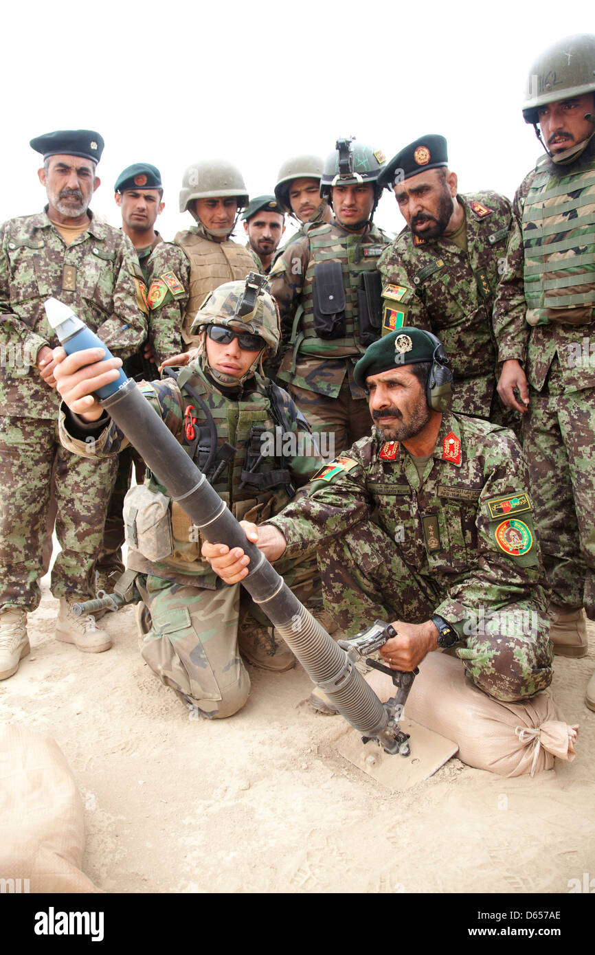 Afghan National Army Generalmajor Sayed Malook, des Kommandierenden Generals des 215. Korps, bereitet sich auf Feuer ein M224-Mörser-System während live Fire training 8 April 201 im Camp Shorabak, Provinz Helmand, Afghanistan. Stockfoto